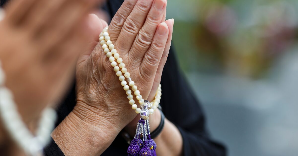 葬儀中のマナーを解説｜参列者が守るべき服装・姿勢・言葉遣い