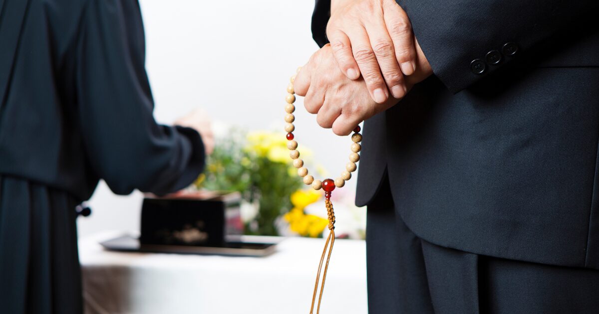 家族葬はどこまでの人を呼ぶ？参列者の範囲とマナーを親族・友人・会社別に解説